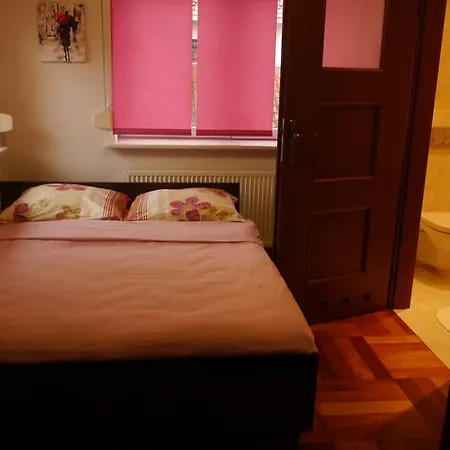 Leonik Hostel *