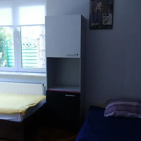 Leonik Hostel *